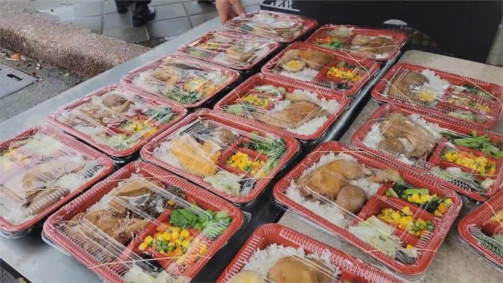 超佛心！小吃店20年沒漲價　大雞腿便當只賣50元被搶爆