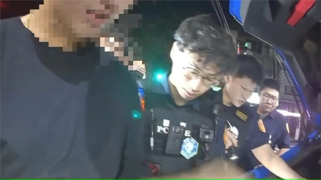 耍帥？男子半夜「當街亮槍」　被警方逮還裝無辜