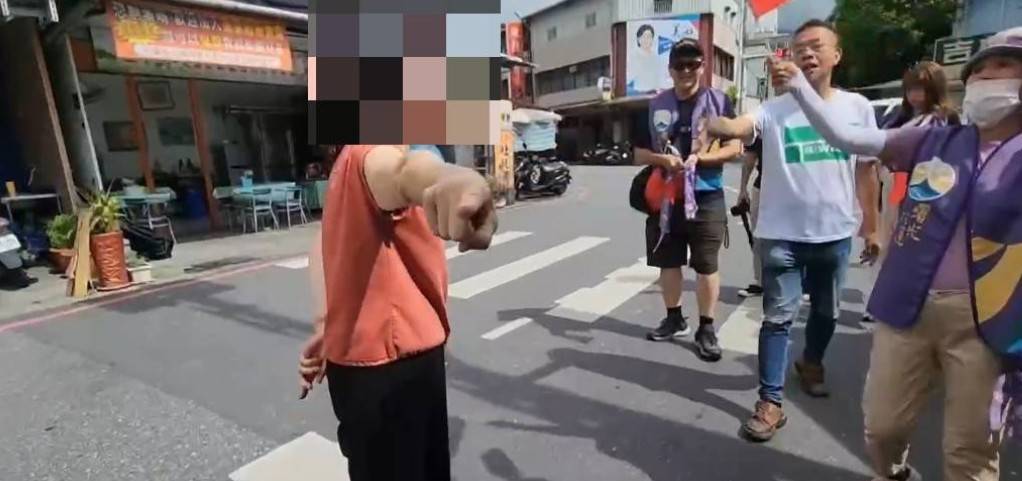 快新聞／什麼情況？林右昌花蓮拉票遭婦人高喊「打死傅崐萁」　傻眼畫面曝光