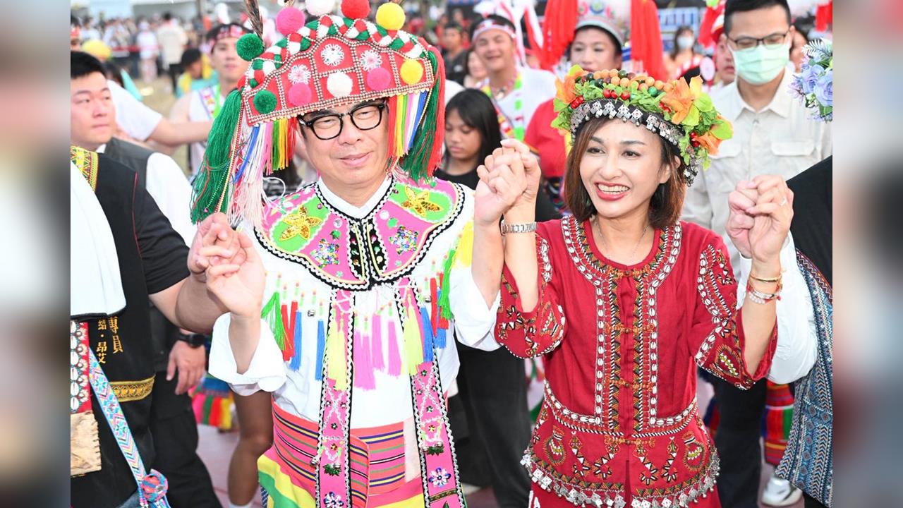 「網瘋傳！邱議瑩牽手陳其邁圍舞影片破百萬瀏覽　網笑：有接棒的默契」