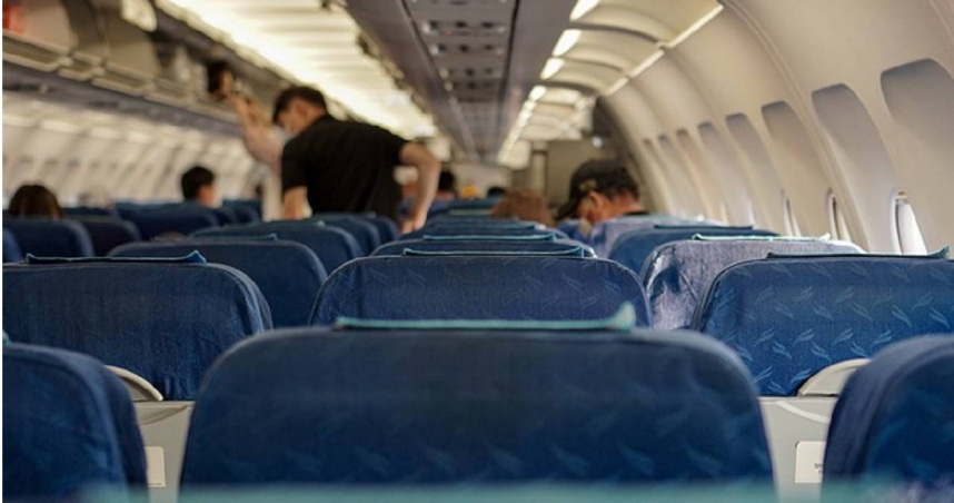 飛機上大膽行竊!51歲陸男「順走信用卡、現金」 新加坡航警火速逮人