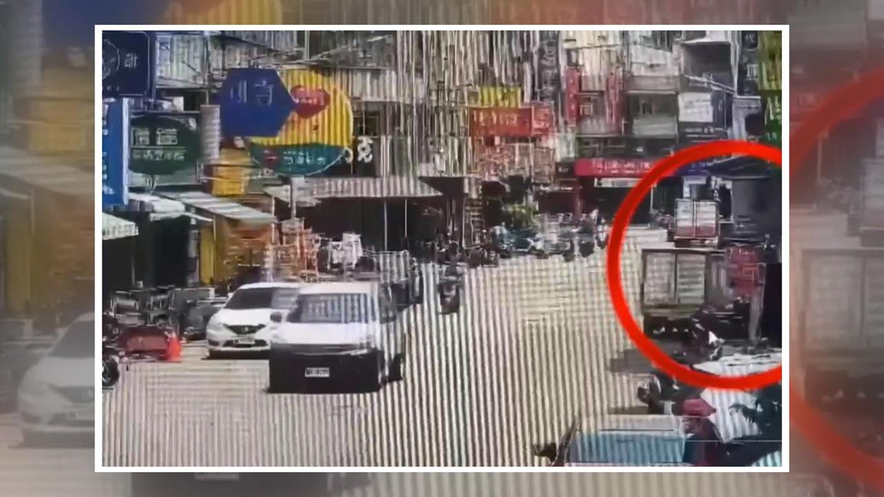 駕駛疑身體不適昏迷! 高雄小貨車失控衝向路邊