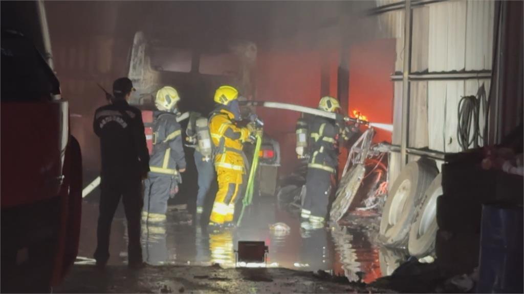 高雄汽車零件廠半夜惡火　廠房陷入火海幸無人傷亡