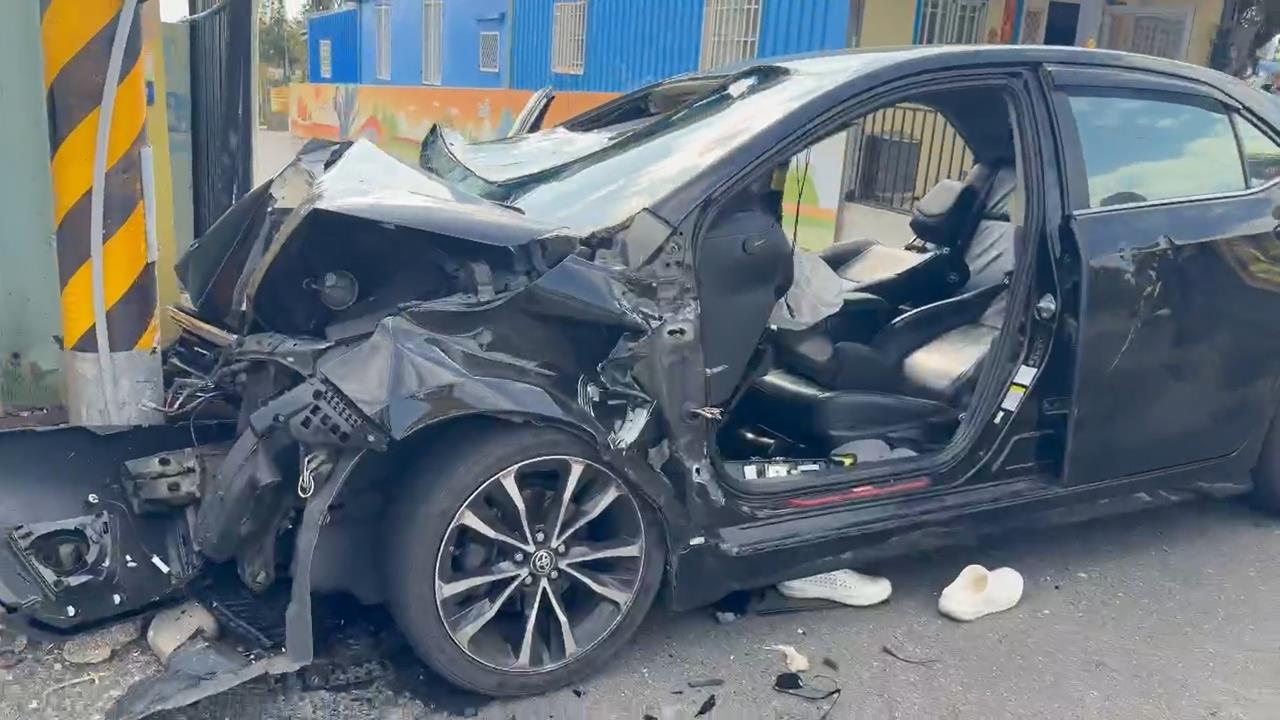 快新聞／失控直衝電桿！台11線驚險車禍　駕駛昏迷受困