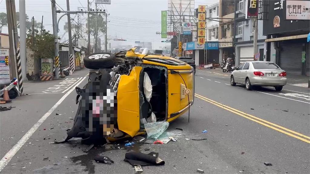 台南安南小黃追撞8車側翻　1駕駛受傷送醫