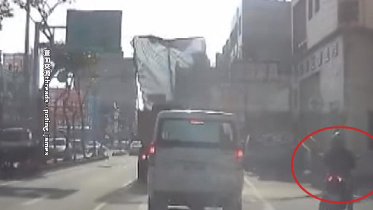 彰化砂石車「遮沙網」勾電線 扯斷電桿橫倒路中