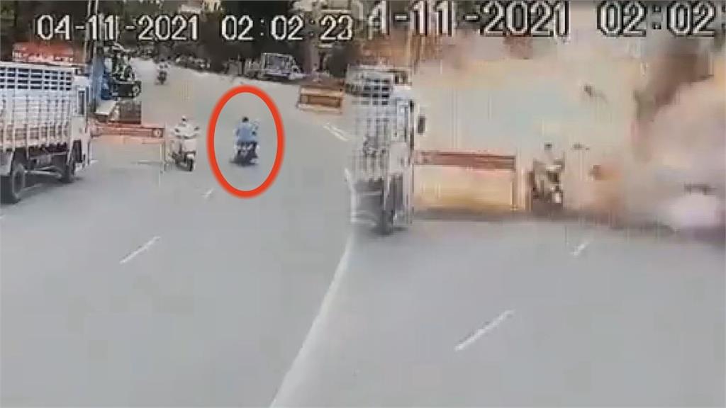 驚悚畫面曝！父子買鞭炮慶過節　騎車路上突爆炸釀2死3傷