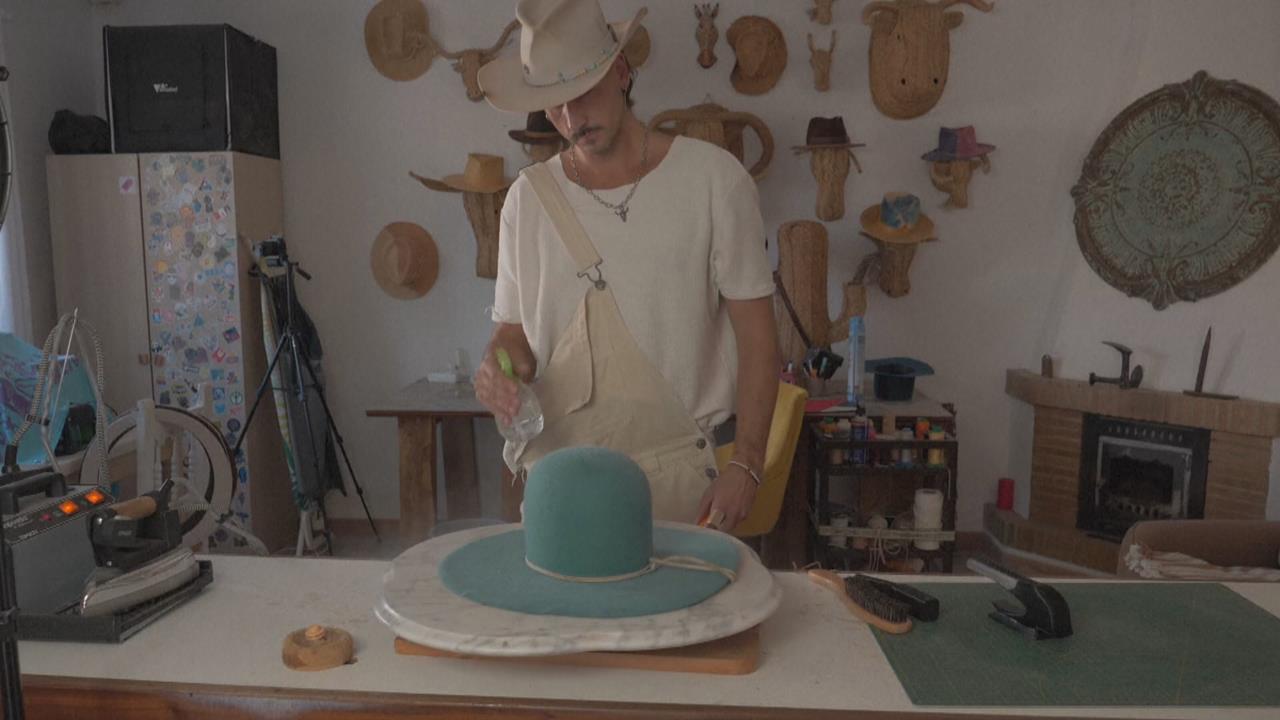 西班牙製帽師自學成才 獨特工藝「火燒帽子」獲好萊塢名人青睞