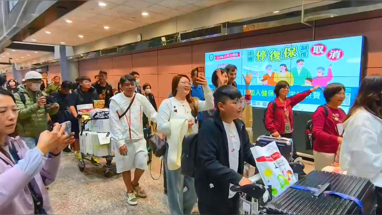 回家!杜拜泳池直擊砲火導彈 首班阿聯酋返台航班落地爆掌聲