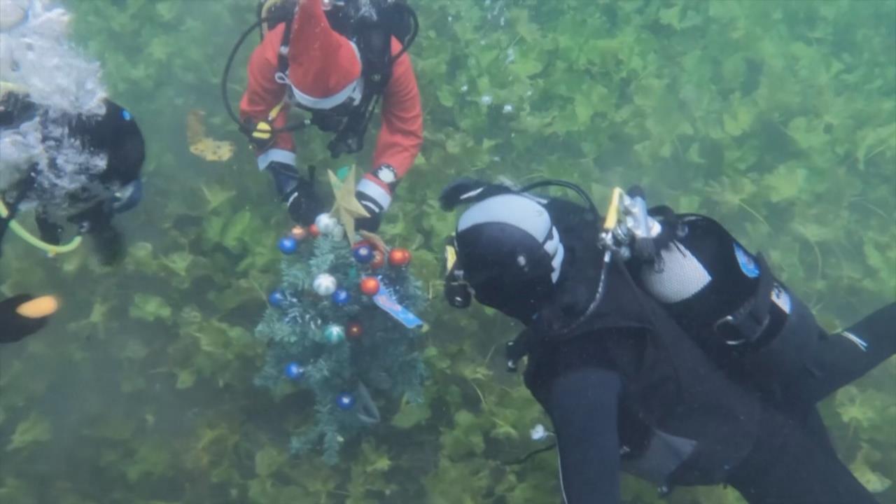 佳節將至！各國耶誕角色頻現身　鬼靈精上演逮捕秀　耶誕老人高空垂降發禮物