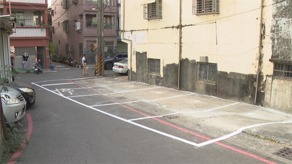 想停又怕受罰！　高雄狹小巷弄路中央竟畫停車格
