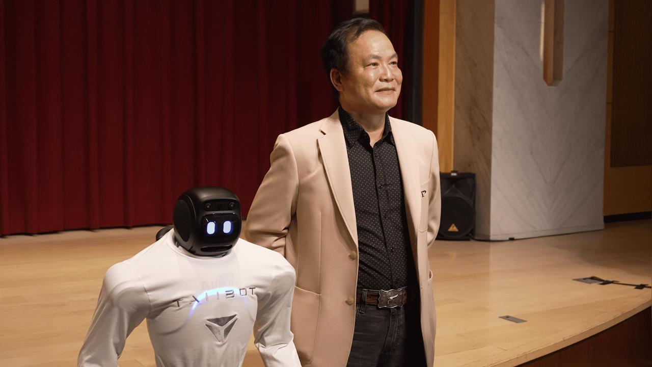 上緯智聯「台智寶」人形機器人跨界登台　台灣首創人機共舞展現AI 硬實力