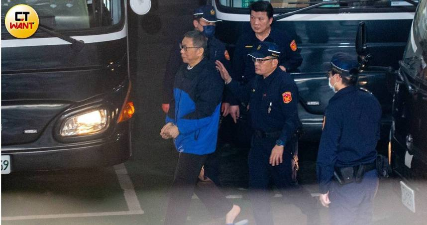 柯文哲含淚送別父親　柯父告別式回顧影片曝光