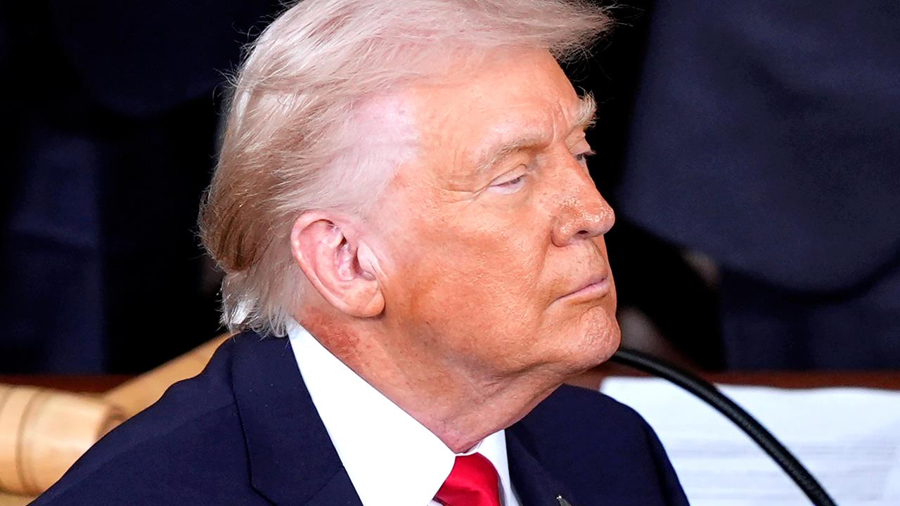 79歲川普「戰時健康」掀疑雲?網瘋傳「脖子紅一片又結痂」白宮御醫曝真相