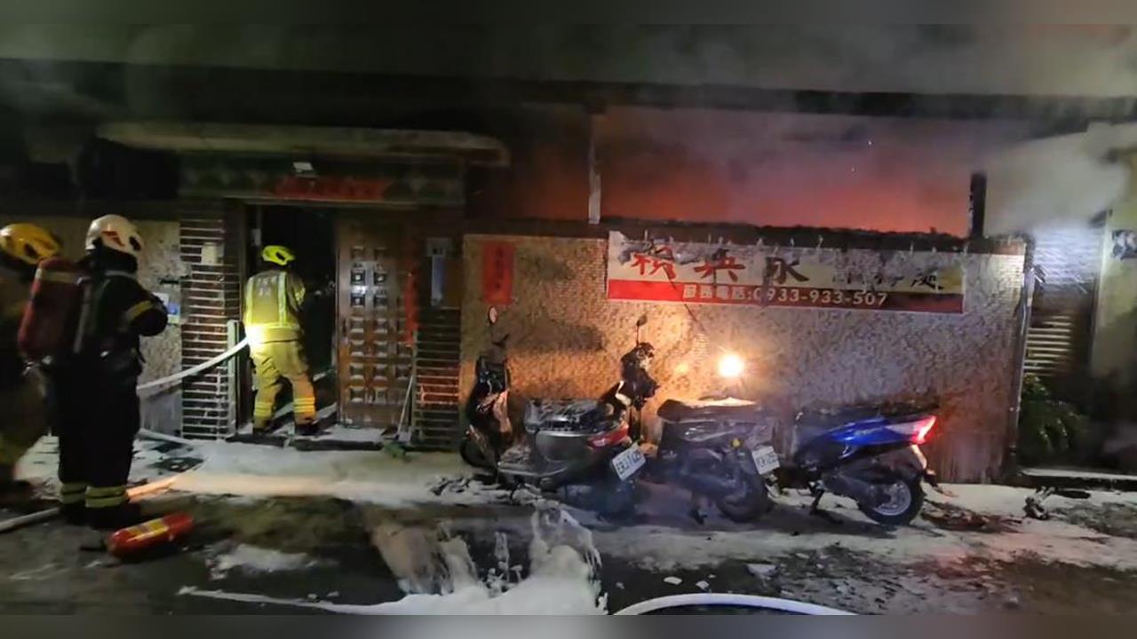 快新聞/疑電動機車充電釀災!基隆信義區里辦凌晨竄火「整棟急撤」