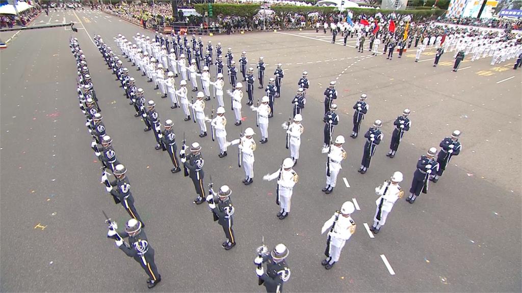 「巨幅國旗」空中吊掛進場 如雷掌聲 國慶表演掀最高潮