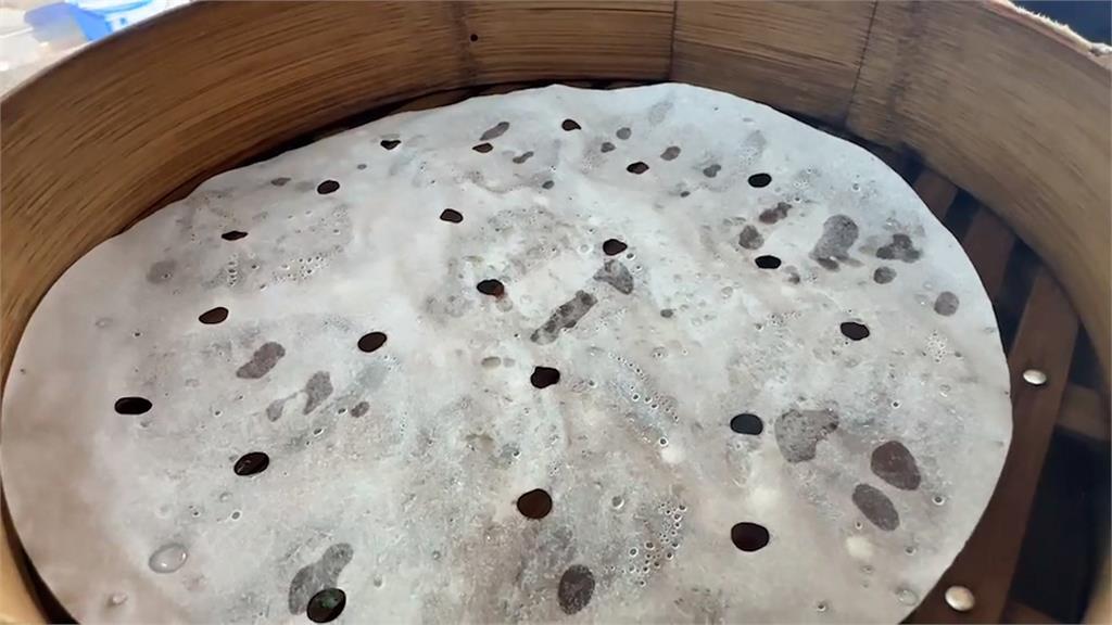 「蒸」的太噁心了吧！　竹東湯包攤「水洗」蒸籠紙重複使用
