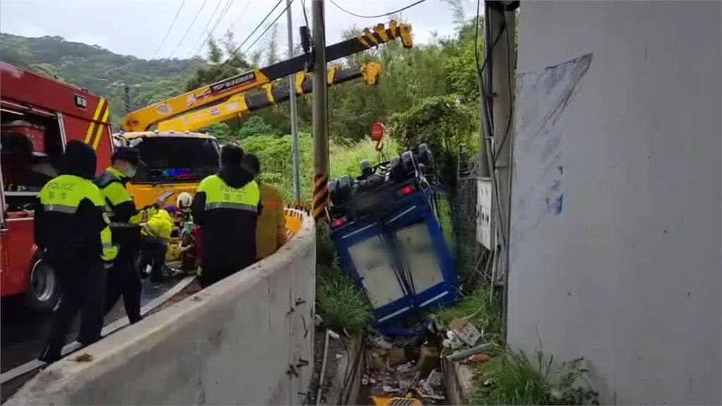 小貨車滿載飲料　天雨路滑撞護欄後翻落山溝