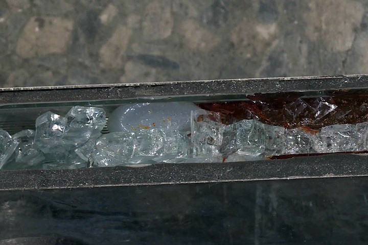 凍爆了！梅子工廠玻璃門破 民宅磁磚碎裂