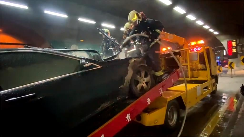 雪隧驚傳火燒車！拖吊故障車冒烈焰　隧道一度封閉