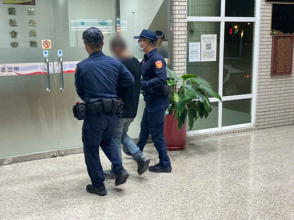 小吃店背包掉出長槍　32歲男帶BB槍惹虛驚