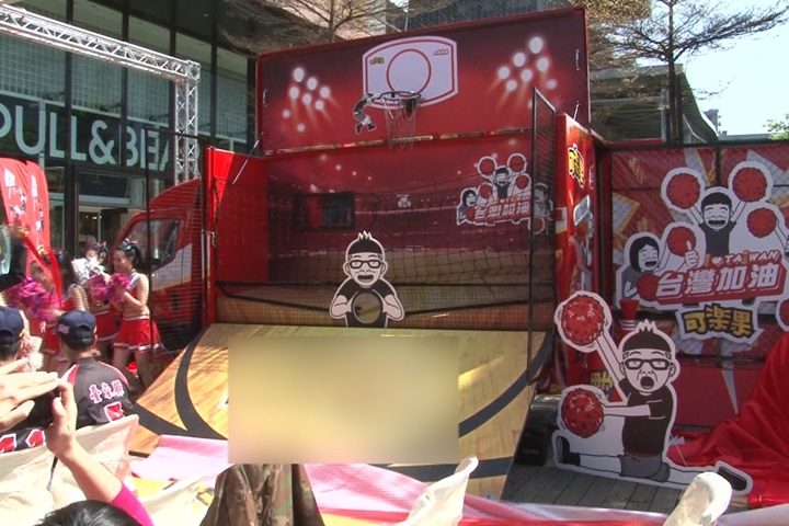 為台灣選手加油 可樂果打造「最大籃球車」 