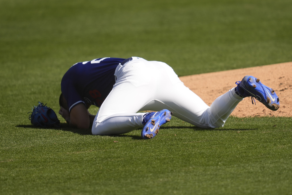 MLB(影)/天啊好痛!道奇火球投手遭106英里強襲球擊中頭部 下秒動作全場驚呆