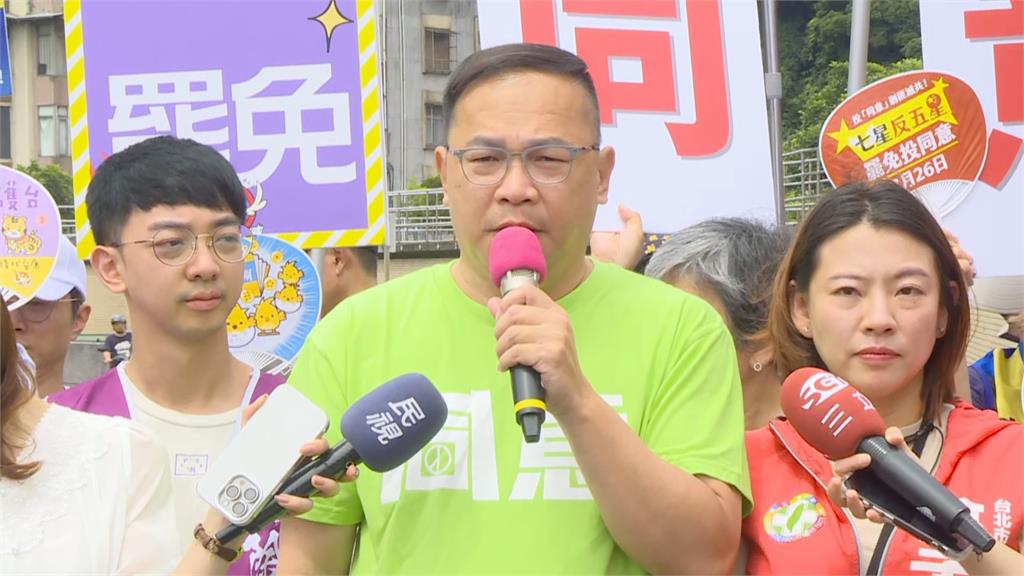 快新聞/王義川旋風來了! 內湖橫科市場造勢粉絲熱情握手