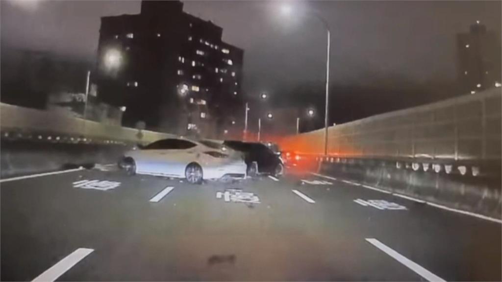 過彎疑失控撞到對面車道　連環撞3車4人傷