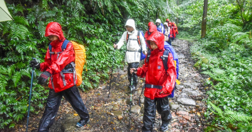 頂豪雨爬山!康橋學校200名「小六生風雨中山訓」惹議 校方回應了
