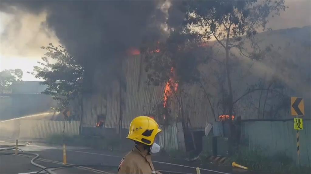 黑煙竄天際！台南仁德工廠火警400平方公尺全面燃燒 幸無人受傷