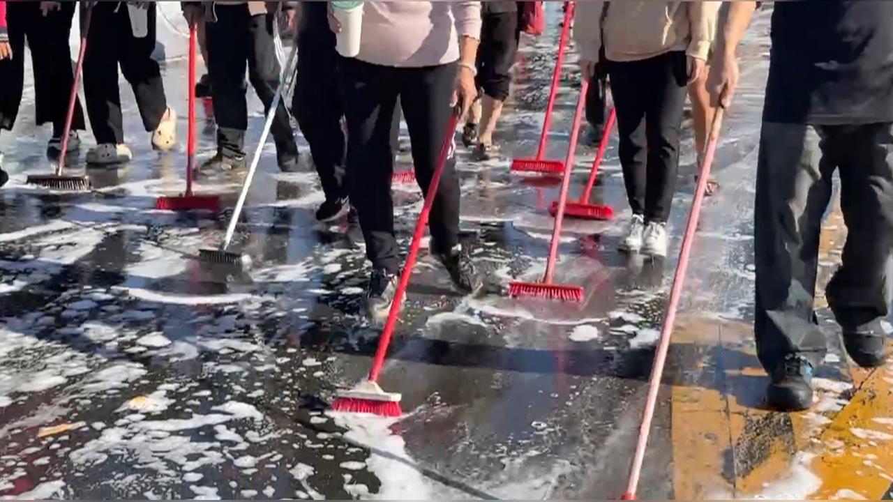 台中大慶、旱溪夜市洗澎澎 百人齊聚進行年終大掃除