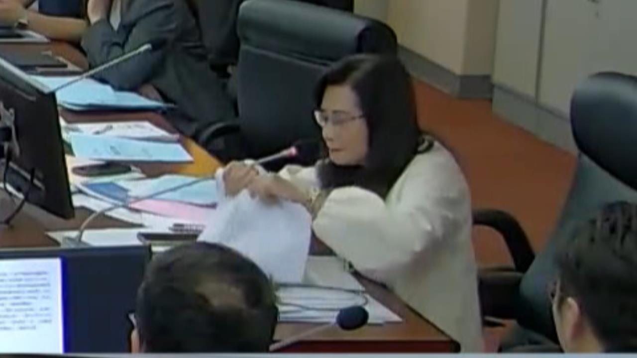 快新聞/秦慧珠痛批普發1萬「市府行銷擺爛」 當場怒撕「錢留北市」報告