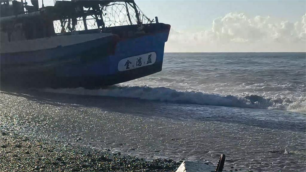 漁船疑油管破失去動力擱淺　船員驚險逃生船長險受困
