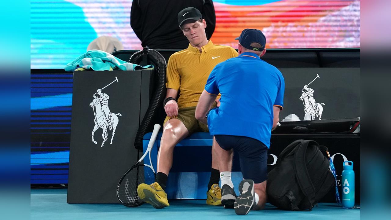 澳網(影)／悶熱狂風中抽筋苦戰！辛納因為「這規則」喘息逆轉獲勝晉級16強