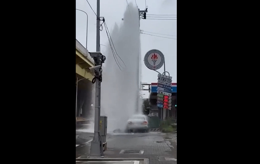 轉彎失控？　整輛車撞破水管排氣閥　　水柱狂噴2層樓高