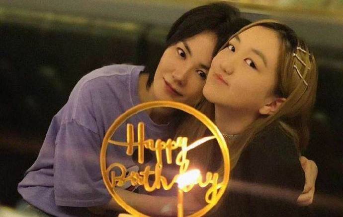 比基尼照遭批不雅觀！王菲15歲女兒「單穿1塊布」 怒瞪反擊