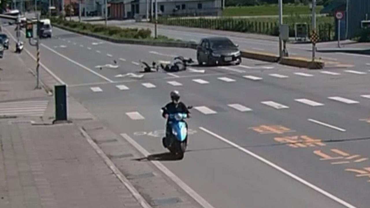花蓮婦人騎車載孫鬼切跨２車道　遭撞翻一圈！竟是「無照上路」