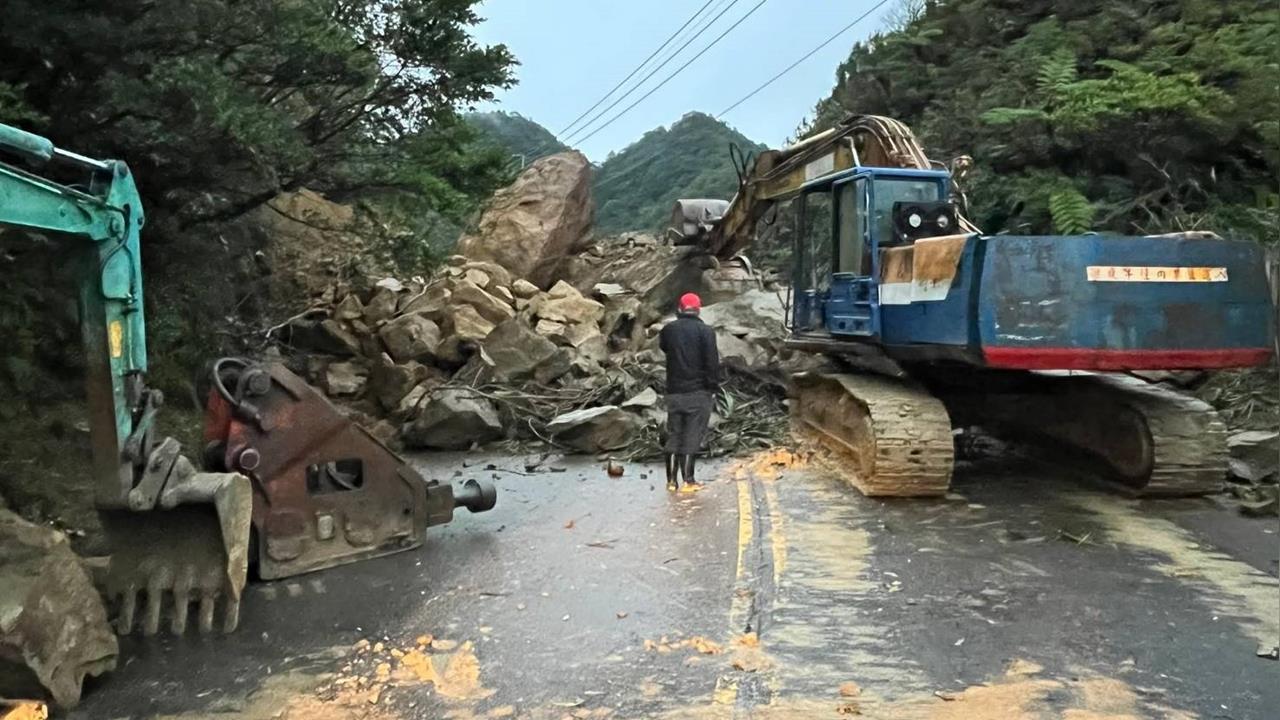 快新聞／強震影響！新北平溪106市道土石嚴重崩塌　雙向交通中斷
