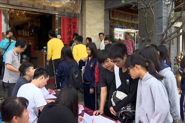 「鮪魚哥」辦桌發紅包 邀清寒學子作伙圍爐