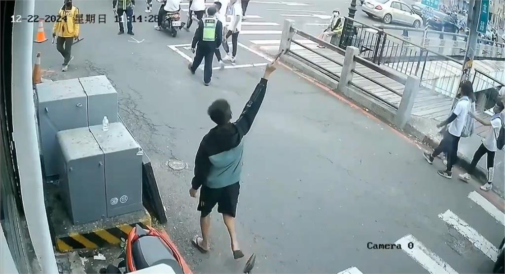 屏東遶境醉漢放炮滋事　警制止被揪住衣領不放