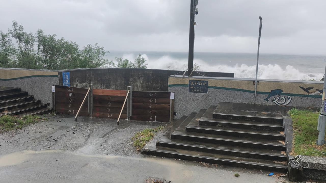 快新聞／強颱樺加沙「5樓高」巨浪衝擊　蘭嶼環島公路慘淹影像曝
