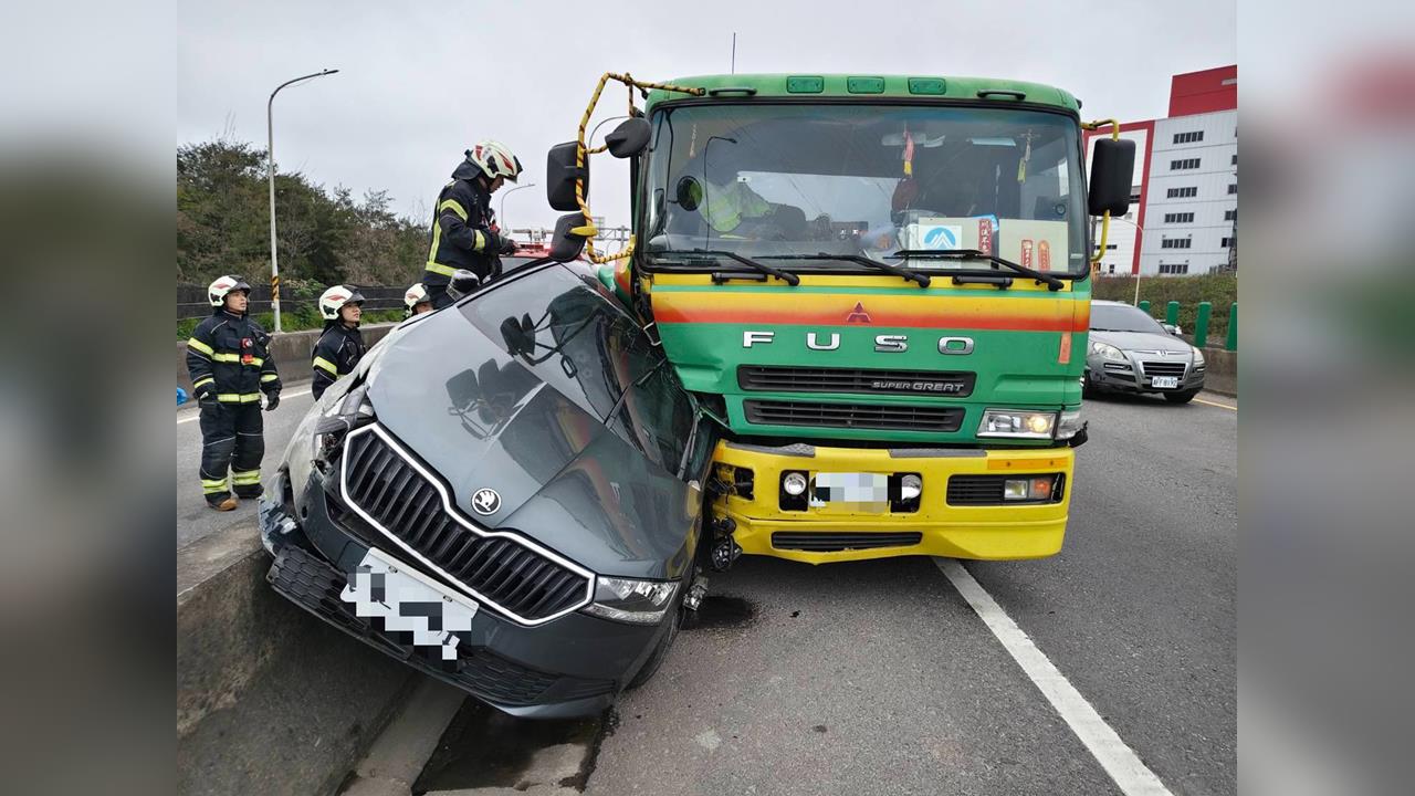 快新聞／桃園台61嚴重車禍！小客車遭撞成「夾心餅乾」　40歲女駕駛命危