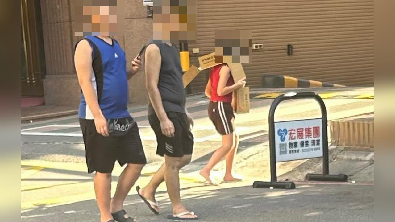 逼13歲女兒掛「畜生小偷」牌子遊街！惡父深夜遭「羈押禁見」理由曝光