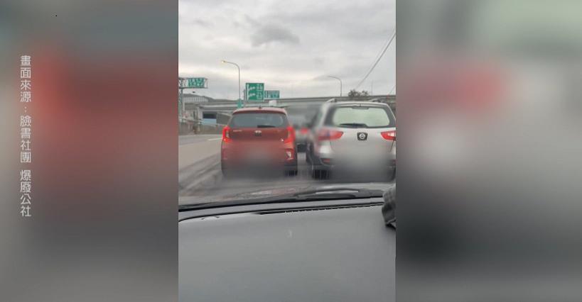 危險！國道口插隊兩車並行　　被插隊駕駛敲車窗怒嗆