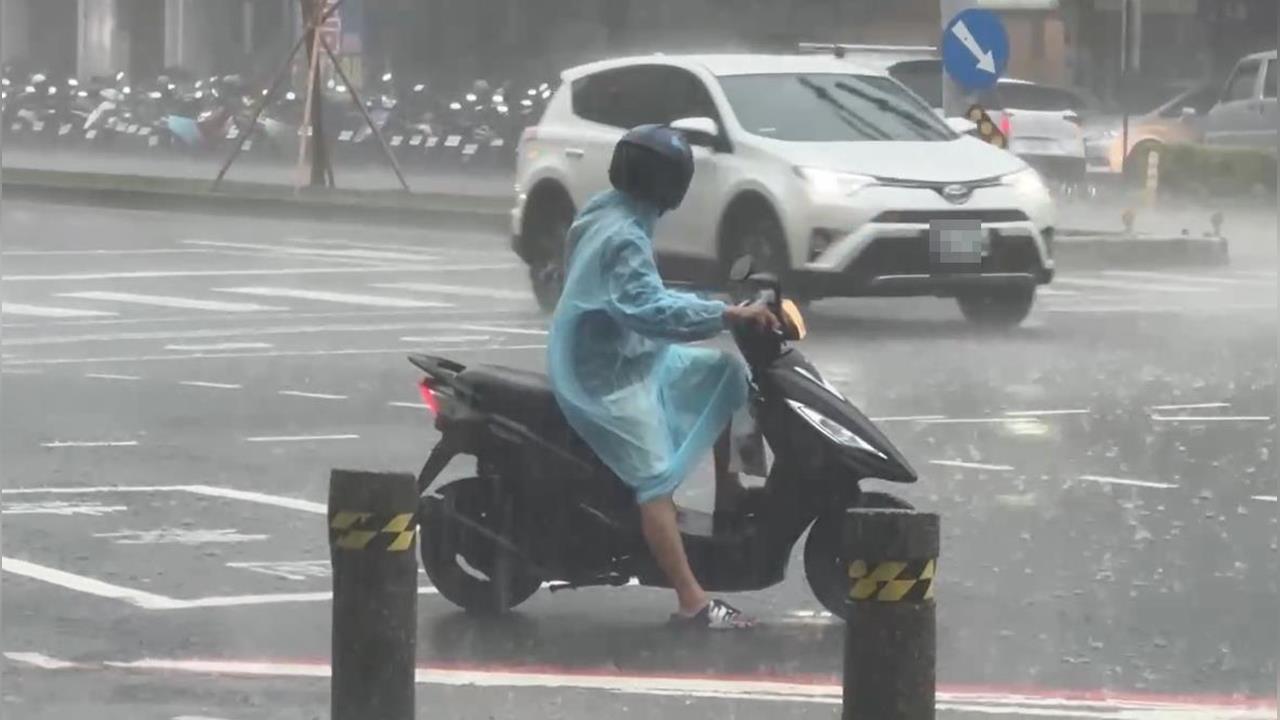 快新聞／大雨特報！高雄「雨用倒的」　騎士穿雨衣仍全身濕