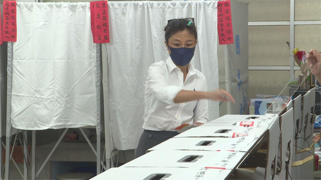 Kolas開心現身投票　徐榛蔚與傅崐萁牽手投票曬恩愛