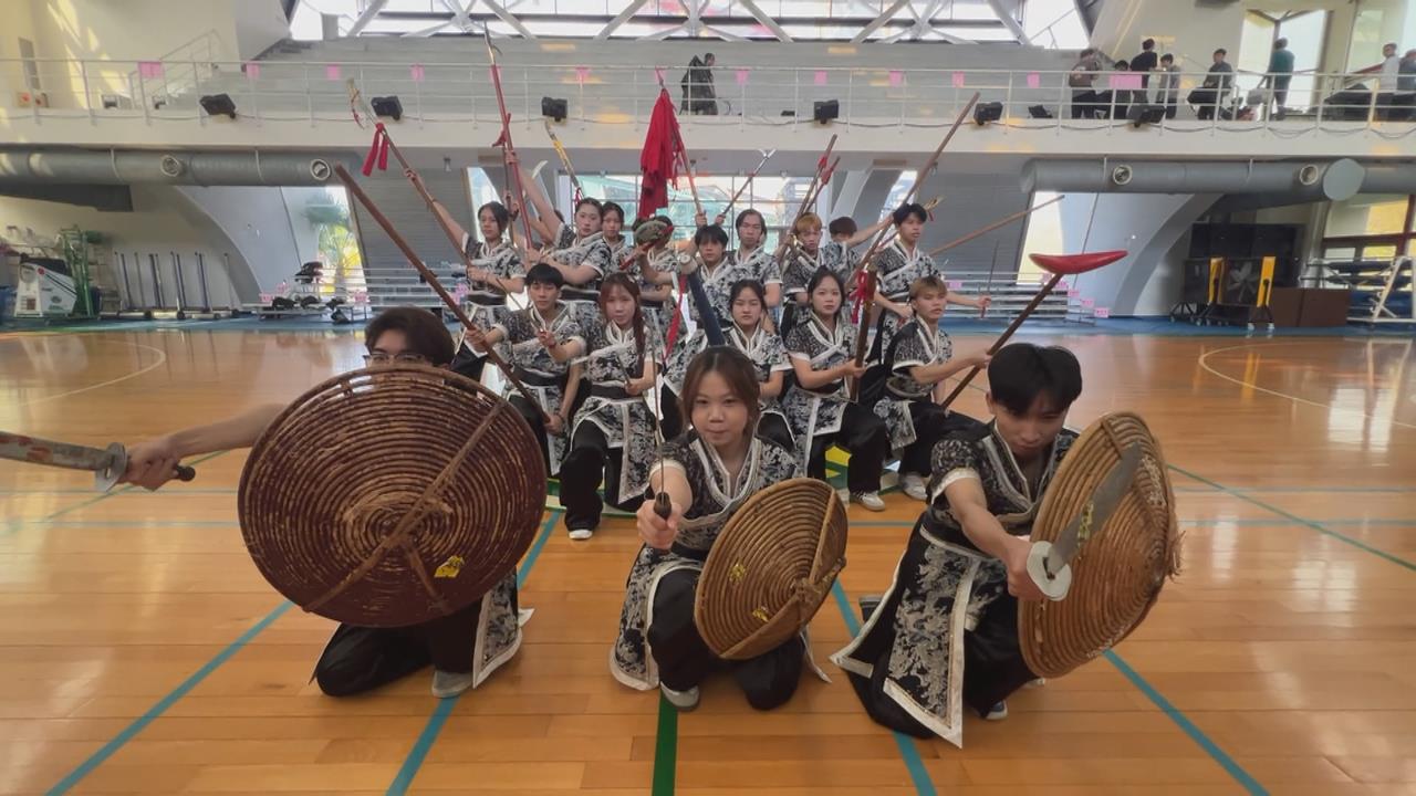 獨／從零學習！越南學生挑戰宋江陣　拿武器訓練、克服語言困難