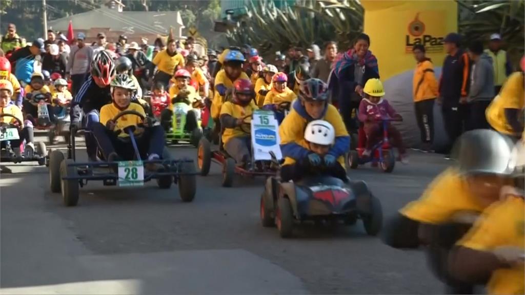 玻利維亞傳統賽事 親子上街比人力卡丁車