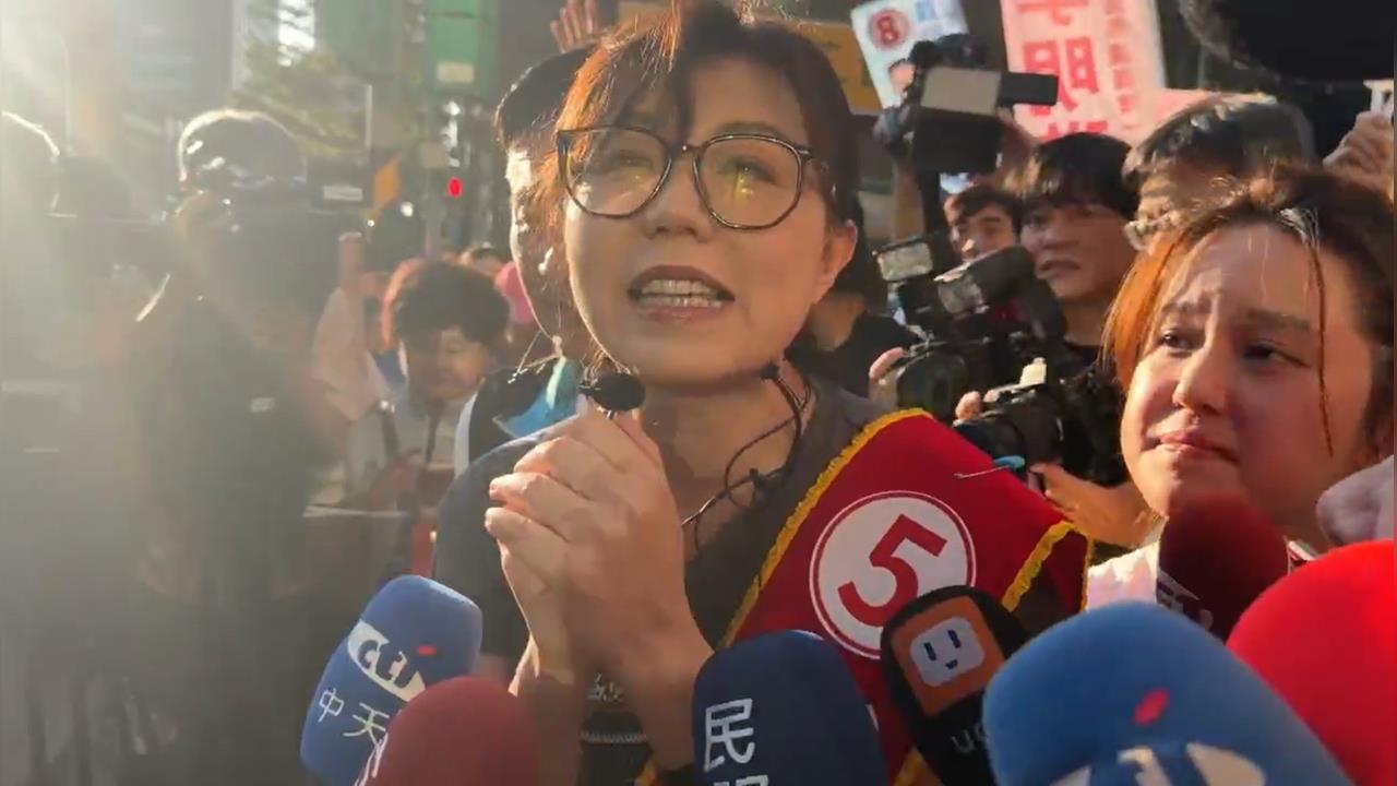 快新聞／蔣競辦攝影師撞飛《民視》記者！石舫亘事後掃街「態度大轉變」畫面曝